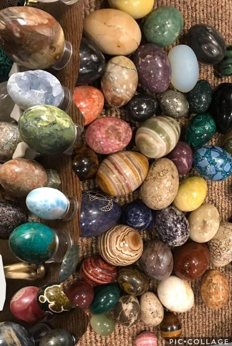 Начинающие коллекционеры. Коллекционирование необычное. Коллекция необычных предметов. Коллекционер камней. Необычная коллекция камней.